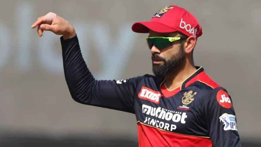 এই বছরও বেঙ্গালুরু তাঁর নেতৃত্বে আইপিএল জিততে পারেনি। আইপিএল-এ অধিনায়ক কোহলী ট্রফিহীনই থেকে গেলেন।