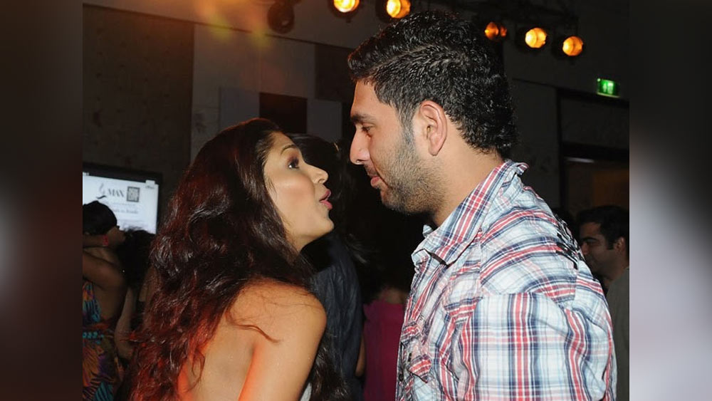 ছোটবেলার বন্ধু অঞ্চল কুমারের সঙ্গেও ছিল যুবরাজের সম্পর্ক। আইপিএল ম্যাচের পর দু’জনে একাধিক পার্টিতে যোগ দিয়েছিলেন। পরে কোনও এক কারণে দু’জনের সম্পর্ক বেশিদিন টেকেনি।