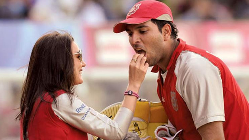 শুনতে অবাক লাগলেও এটাই সত্যি, অভিনেত্রী প্রীতি জিন্টার সঙ্গেও জড়িয়ে গিয়েছিল যুবরাজের নাম। যুবরাজ তখন তৎকালীন কিংস ইলেভেন পঞ্জাব দলে খেলেন, যে দল এখনও প্রীতির মালিকানাধীন।