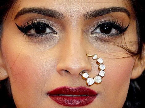 আমন্ত্রিতরাও পোশাকের সঙ্গে সাযুজ্য রেখে নথ পরতে পারেন