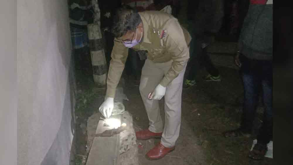 ঘটনাস্থল থেকে উদ্ধার হয়েছে একটি আগ্নেয়াস্ত্র।