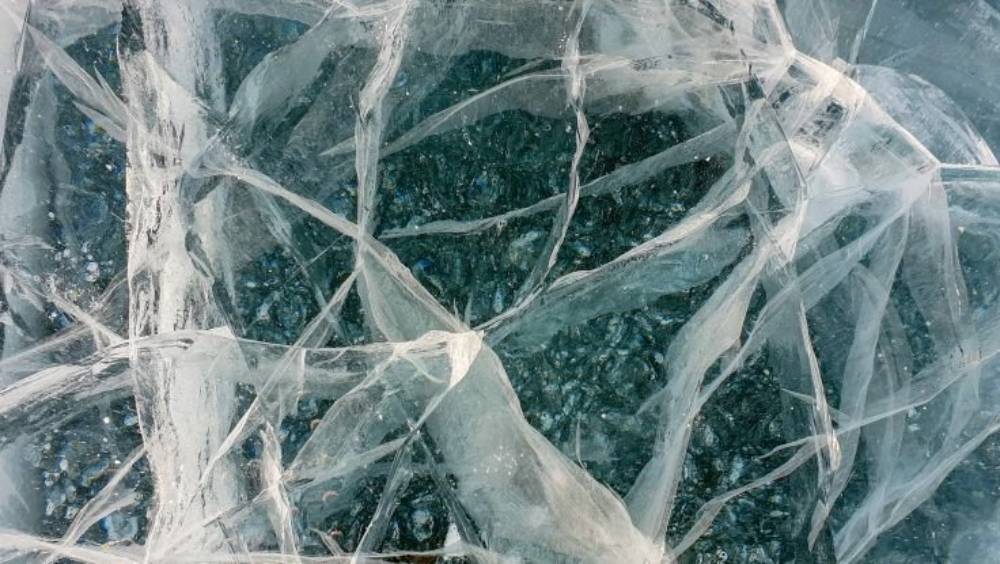 রাশিয়ার একটি হ্রদে বরফ ও জলের সহাবস্থান। -ফাইল ছবি।