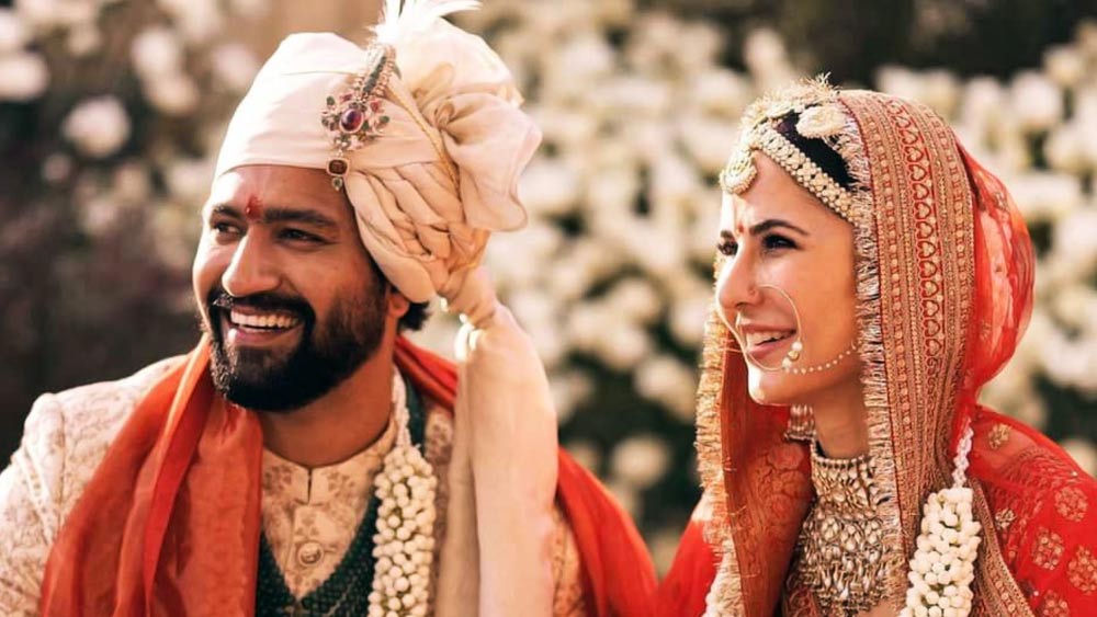 আমাদের সমাজে নাকি শুধুমাত্র দু’জনের মধ্যে বিয়ে হয় না। তা দুই পরিবারেরও মিলন! ভিকি কৌশল এবং ক্যাটরিনা কইফের বিয়ের পর অতি চেনা এই কথাগুলিই ফের ঘোরাফেরা করছে অনেকের আড্ডায়। 