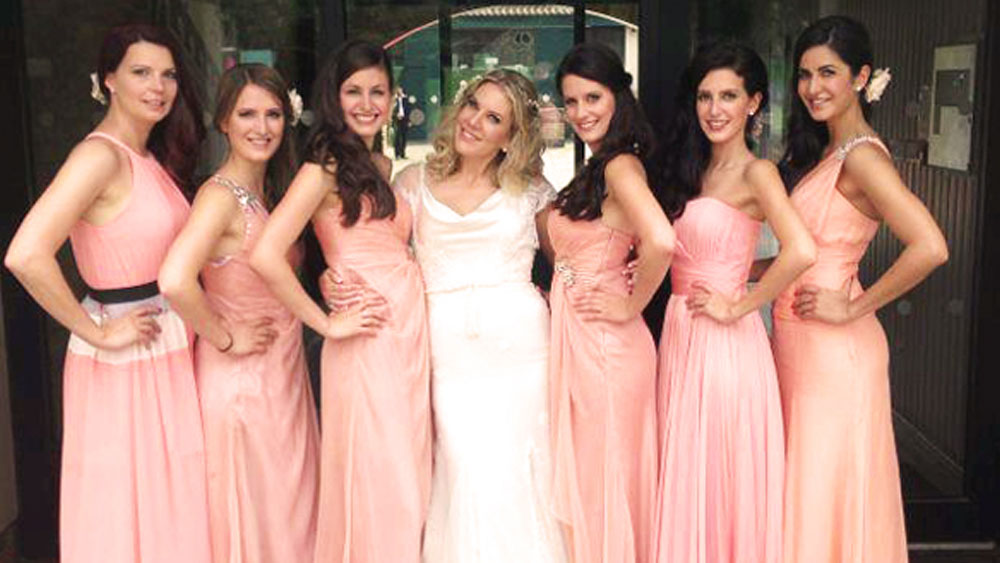 ‘ভিক্যাট’-এর বিয়ে নিয়ে হইচই হলেও এত দিন ক্যামেরার ঝলকানির বাইরেই থেকেছে ক্যাটরিনার পরিবার। তবে বিয়ের দিন তাঁদের সকলেই ফোটোশিকারিদের মনের সাধ মিটিয়েছেন। ভিকির পাশের দাঁড়িয়ে বেশ সাবলীল ভাবে ছবি তুলেছেন তাঁর ছয় শ্যালিকা!