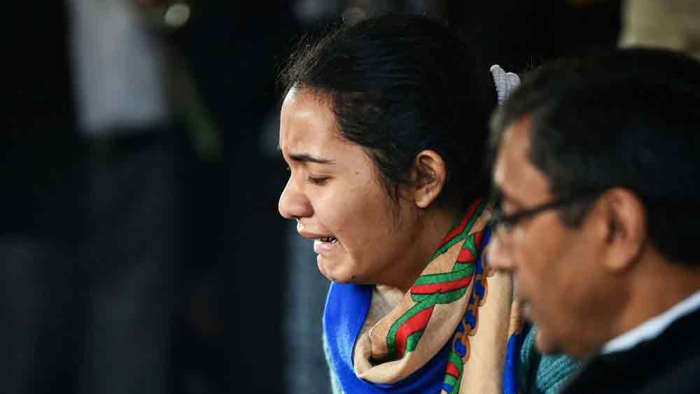 কবীর আরও জানিয়েছেন, ‘‘একটি ঘরে যদি তাকে ১০০ অচেনা মানুষের সঙ্গে আশনাকে রেখে দেওয়া হয়, আমি জানি ও ভয় পাবে না। সবার সঙ্গে বন্ধুত্ব হয়ে যাবে। ওর বাবা যখন চিতায় তখন ওর সাহসী মুখটা দেখে আমি অনুপ্রাণিত হয়েছি।’’