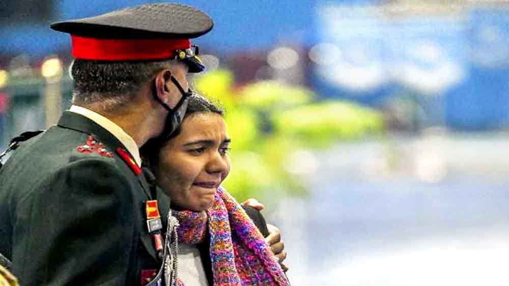তাদের বাড়িটাও যেন বাহিনীর শিক্ষায় শিক্ষিত। ষখন কপ্টার দুর্ঘটনার খবর আসে, আশনার ঠাকুমা তাকে মন দিয়ে অনলাইন ক্লাস করতে বলেছিলেন।