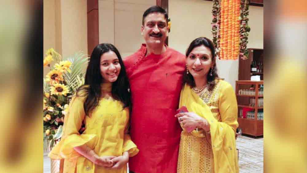 আশনার এক বন্ধু কবীর চৌধুরী জানিয়েছেন, ‘‘বন্ধুর প্রয়োজনে সব সময় পাশে থাকে ও। মুখ হাসি লেগে রয়েছে। কঠিন পরিস্থিতিতেও। আমি ওর বন্ধু হতে পেরে সত্যিই গর্বিত।’’