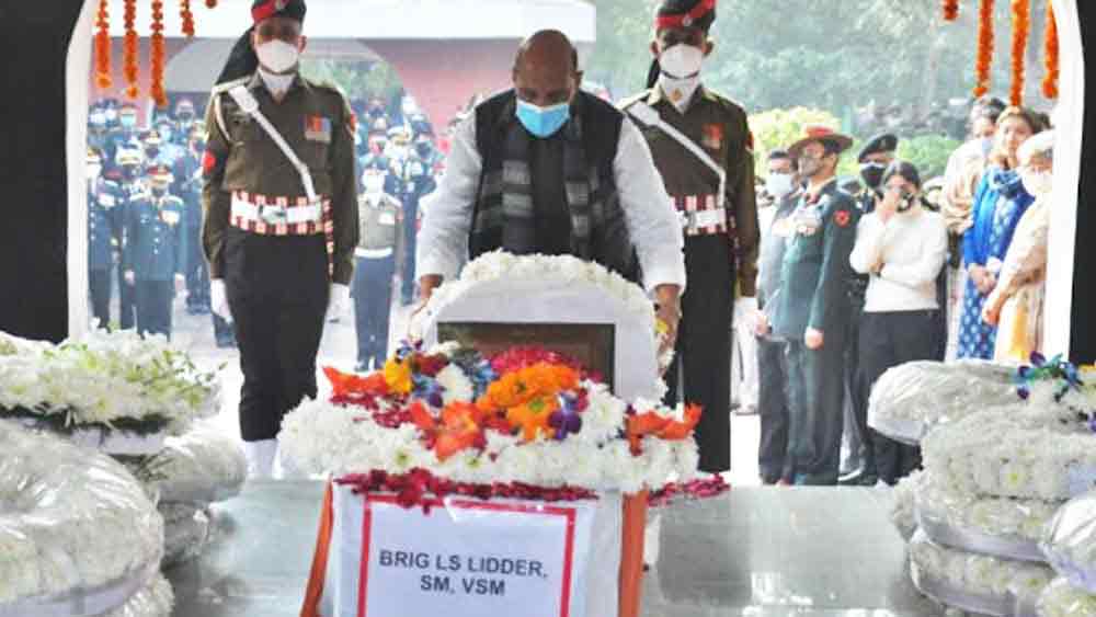 তাকে ট্রোল করার বিরুদ্ধে সরব হন একাধিক রাজনৈতিক ব্যক্তিত্ব। কংগ্রেসের কীর্তি চিদম্বরম, শিবসেনার প্রিয়ঙ্কা চতুর্বেদী তার পাশে দাঁড়ান।