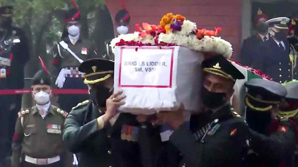 শেষকৃত্যের পর এক সাক্ষাৎকারে আশনা  বলে, ‘‘সুখের স্মৃতিগুলি নিয়ে আমরা এগিয়ে যাব। এটা জাতীয় ক্ষতি। বাবা আমার শুধু হিরো ছিল না, ভাল বন্ধুও।’’