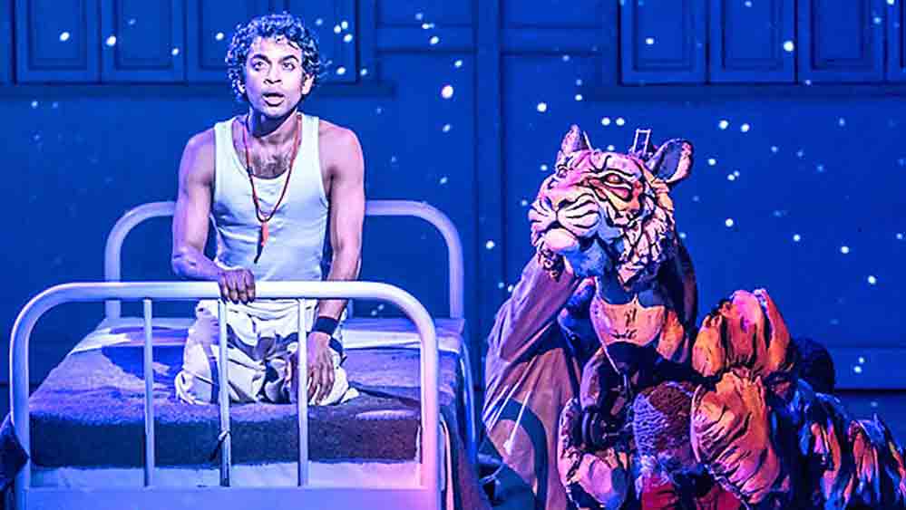 দৃশ্য: লাইফ অব পাই নাটকে পুতুল-বাঘ