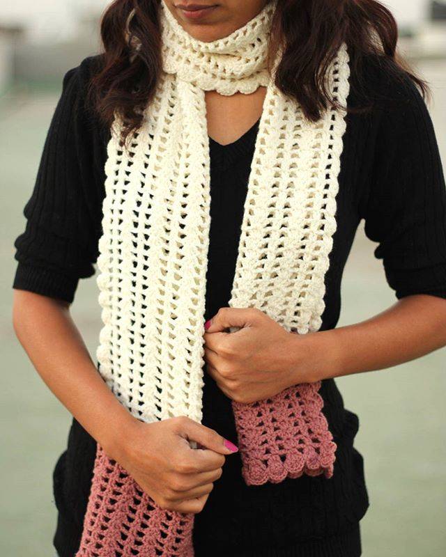 পুরোনো সোয়েটার থাকলে তা কেটে বানিয়ে নিতে পারেন উলের স্কার্ফ।