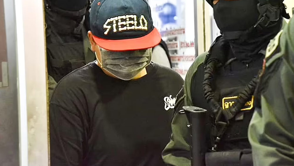 পুলিশের হাতে ধৃত অ্যান শ্রিয়া। 