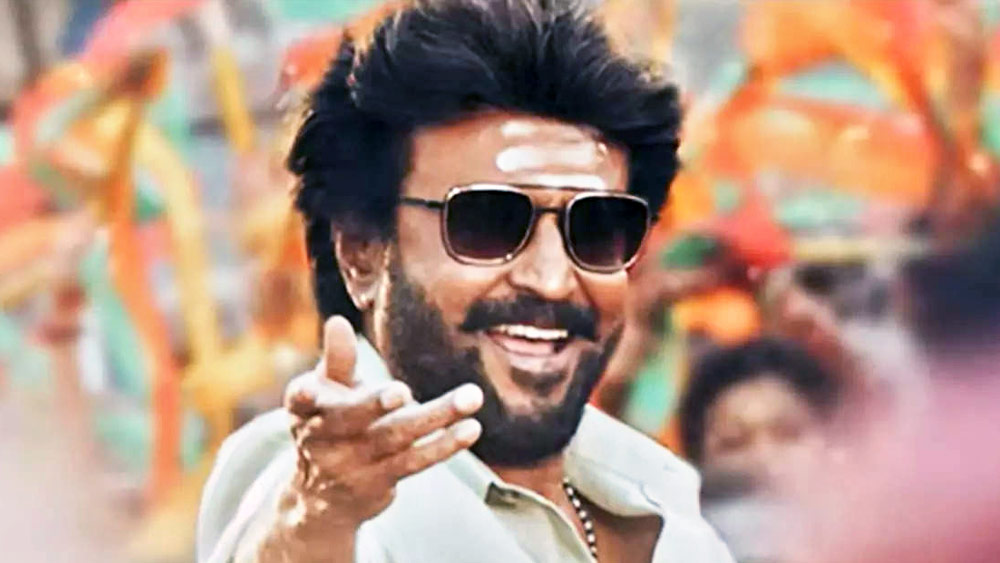 এটিএম থেকে টাকা তুলতে আমার-আপনার এটিএম কার্ড প্রয়োজন হয়। তবে রজনীর ক্ষেত্রে তাঁর ভিজিটিং কার্ডই যথেষ্ট। এমন মজার কথা শুনিয়ে রজনীর প্রসঙ্গ টেনে তোলেন অনেকে। তবে রজনীর এই ‘অতিমানব’ ভাবমূর্তি এক দিনে তৈরি হয়নি। রবিবার দক্ষিণী ছবির মেগাস্টার রজনীর জন্মদিনে ফিরে দেখা তাঁর যাত্রাপথ।