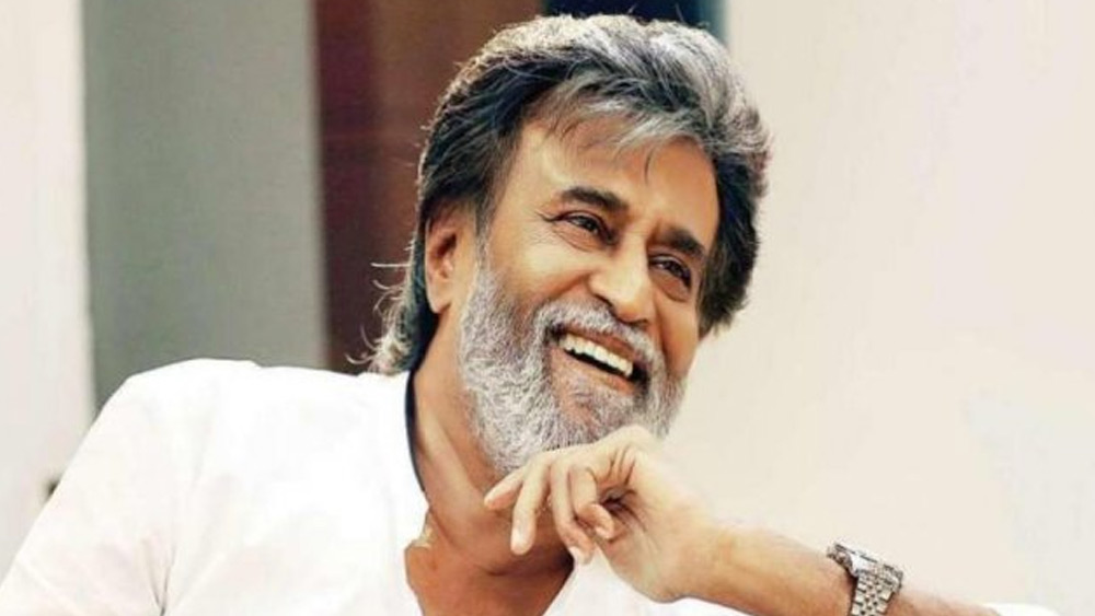 এক সময় রুজি রোজগারের জন্য কুলিগিরি থেকে বাস কন্ডাক্টরি— সবই করতে হয়েছে আজকের ‘থালাইভা’-কে। ৫০০ কোটির মালিক রজনী এক একটি ছবির জন্য নাকি ১০০ কোটি টাকাও পারিশ্রমিক নেন। এ হেন রজনীর সম্পর্কে চালু কথা, আম জনতা হোয়াটসঅ্যাপ-ফেসবুকে স্টেটাস আপডেট করে আর রজনী তা করেন ক্যালকুলেটরে!