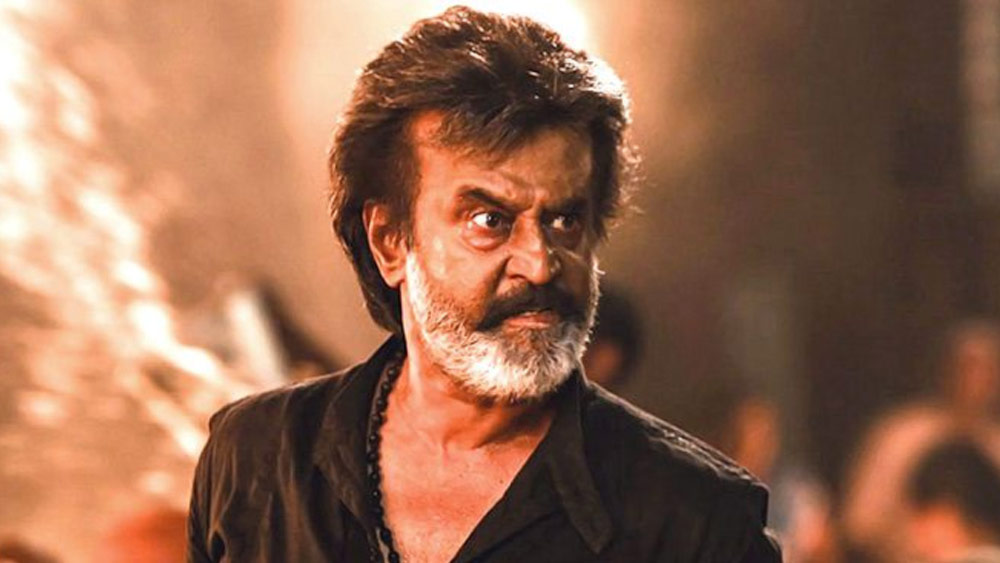 মা মারা যাওয়ার পর বেঙ্গালুরু শহর ছেড়ে শহরতলির হনুমন্থনগর বস্তিতে বসবাস করতে শুরু করেন রজনীরা। তবে পড়াশোনার মাঝে খেলাধুলোয় ফাঁকি ছিল না রজনীর। মেধাবী বলে পরিচিত রজনী ছেলেবেলায় ফুটবল-ক্রিকেটের পাশাপাশি বাস্কেটবলেও বেশ আগ্রহ ছিল। রজনীর স্কুলজীবনকে ঘিরেও একটি মিম ছড়িয়েছে নেটমাধ্যমে। এক বার রজনী স্কুলে যাননি। সেই দিনটিকেই নাকি আমরা রবিবার বলে জানি।