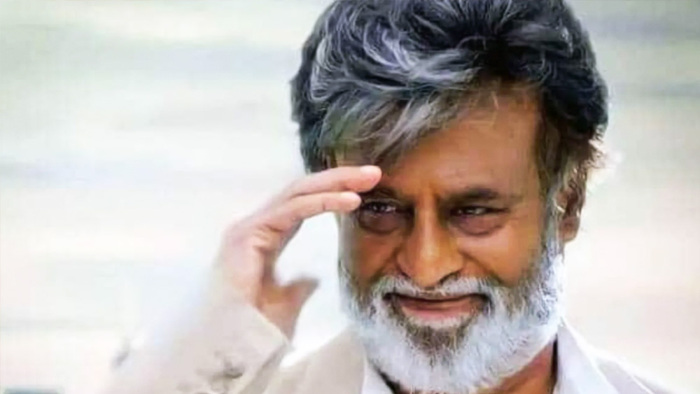 ছোটবেলায় অভিনয়ে তেমন আগ্রহ ছিল না রজনীর। রজনীকে রামকৃষ্ণ মঠে ভর্তি করিয়ে দেন তাঁর দাদা। ওই মঠেই একটি নাটকে একলব্যের ভূমিকায় অভিনয়ের হাতেখড়ি রজনীর। ছোটবেলায় দুষ্টুমিতেও কম যেতেন না। পরে অবশ্য তাঁর নামেই বেশ ‘দুষ্টু’ মিম ছড়িয়েছিল। এক বার নাকি রজনীকান্ত একটি বাচ্চার সামনে তাঁর বান্ধবীকে চুমু খেয়েছিলেন। ওই বাচ্চাটিকেই আমরা ইমরান হাশমি বলে চিনি!