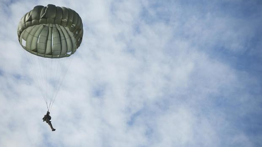 পরের ঘটনাটি ঘটে পরের বছরই। ট্রেনে চড়া তখন কমিয়ে দিয়েছেন ফ্রানে। মায়ের অসুস্থতার খবর পেয়ে বিমানে উঠেছিলেন। আসন সংরক্ষণ শেষ হয়ে গিয়েছিল। তার পরও কেবিন সদস্যদের পাশে বসে সফর করার অনুমতি আদায় করে ফেলেছিলেন ফ্রানে। বিমান যখন মাঝ আকাশে তখন কাজ করা বন্ধ করে দেয় দুটো ইঞ্জিন। ফ্রানে দরজার কাছে বসেছিলেন। কেবিনে বায়ুর চাপ কমে যেতেই দরজা ভেঙে বেরিয়ে যায়। প্লেন থেকে ছিটকে যান ফ্রানেও। ওই ঘটনায় বিমানের ভিতরে থাকা বাকি ১৯ জন মারা গিয়েছিলেন।