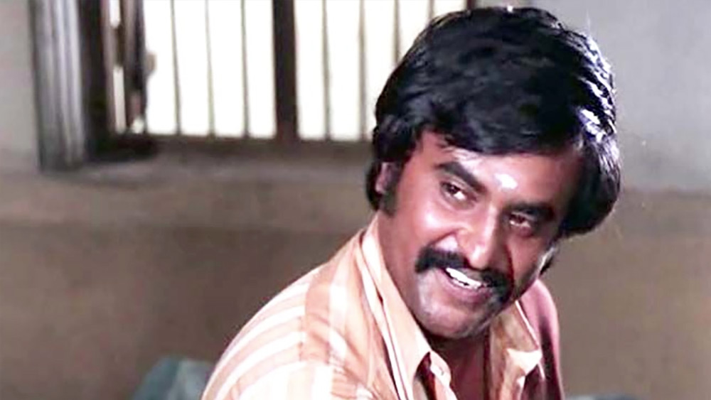 ফিল্ম ইনস্টিটিউটেই তামিল ফিল্ম পরিচালক কে বালাচন্দ্রের নজরে পড়েন রজনী। তাঁর পরামর্শেই তামিল ভাষা শেখেন। ১৯৭৫ সালে বালাচন্দ্রের ছবি ‘অপূর্ব রাগঙ্গল’-এ প্রথম অভিনয়। জাতীয় পুরস্কারজয়ী সে ছবির পর থেকে আর পিছনে ফিরে তাকাতে হয়নি রজনীকে। দক্ষিণী সিনেমার জগতে তো বটেই, বলিউডেও কম ‘ভূমিকম্প’ ঘটাননি তিনি। তা ভূমিকম্প কেন হয় জানেন? সে সময় রজনীর মোবাইল নাকি ‘ভাইব্রেশন মোড’-এ থাকে!