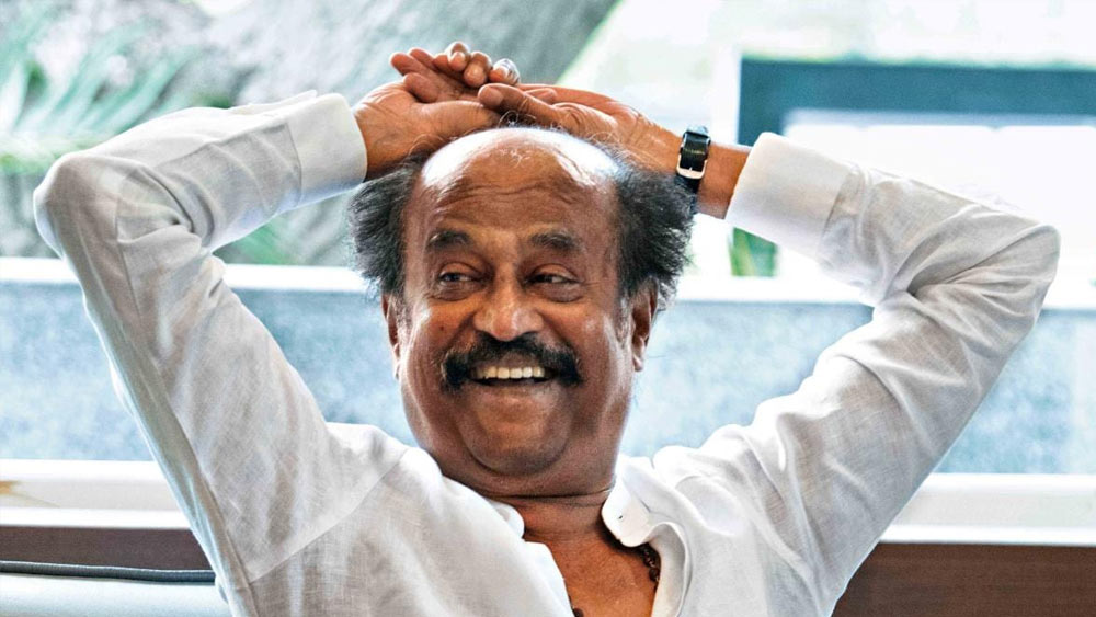 নিজের কেরিয়ারে বহু সম্মান পেয়েছেন রজনী। ২০০০ সালে ‘পদ্মভূষণ’ এবং ২০১৬-তে ‘পদ্মবিভূষণ’-এ সম্মানিত। পেয়েছেন চোখ কপালে তোলার মতো পারিশ্রমিকও। ২০০৭ সালে ‘শিবাজি’ ছবিতে ২৬ কোটি টাকা পারিশ্রমিক নেন তিনি। সে বছর পারিশ্রমিকের নিরিখে গোটা বিশ্বে প্রথম ছিলেন জ্যাকি চ্যান। দ্বিতীয় স্থানে এশিয়ার মধ্যে দ্বিতীয় পারিশ্রমিক নেওয়া অভিনেতা ছিলেন রজনীকান্ত!