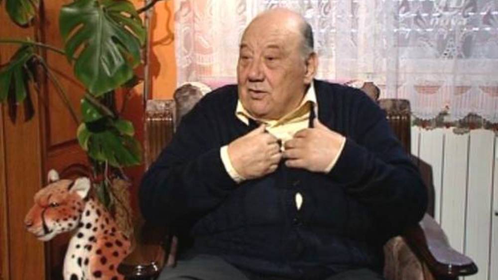 শেষ বয়সে বিলাস ছেড়ে বাঁচেন নবতিপর বৃদ্ধ। সম্ভবত মৃত্যুকে বার বার কাছ থেকে দেখে জীবনের আসল মানে খুঁজে পেয়েছেন তিনি।