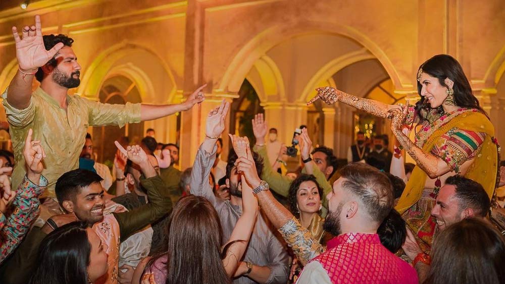 ভিকি কৌশল পরেছিলেন র’সিল্কের একটি গলাবন্ধ জ্যাকেট। 