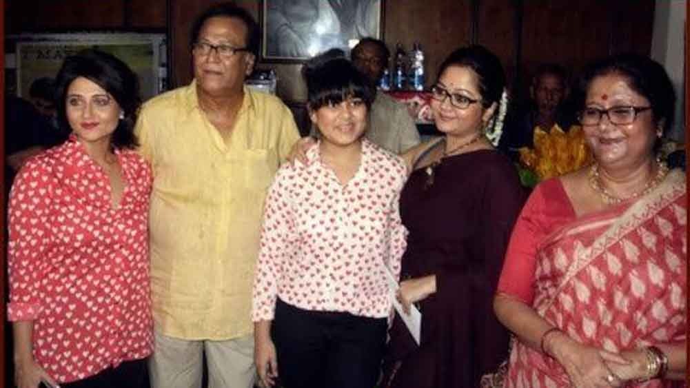 সেই সম্পর্ক আজও আইনের খাতায় তোলা আছে। বিবাহবিচ্ছেদের পথে অন্তরায় হয়ে দাঁড়ান প্রমিত। এর পরে স্বস্তিকা আর কোনও দিন বিয়ে করেননি। মা (গোপা মুখোপাধ্যায়), বাবা (সন্তু মুখোপাধ্যায়), বোন (অজপা মুখোপাধ্যায়), মেয়ে (অন্বেষা)-কে নিয়েই তিনি সংসার গুছিয়ে নিয়েছিলেন। প্রমিত এবং স্বস্তিকার একমাত্র সন্তান অন্বেষা আজ তাঁর মায়ের বড় সম্বল।