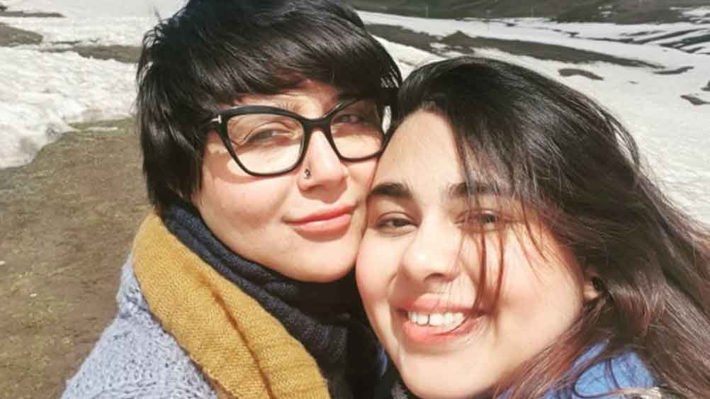 স্বস্তিকা চিরকালই ছক ভাঙা। তাই এই তত্ত্বের ধার ধারেননি তিনি। সকলের সামনে মেয়েকে নিয়ে এসেছেন। মেয়ের সঙ্গেই বড় হয়েছেন যেন।