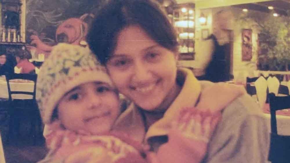 আজ মেয়ের বয়স ২১ বছর। মা ৪১। অসমবয়সি দুই বন্ধুর বিভিন্ন মুহূর্তের ছবি বার বার নেটমাধ্যমে ভেসে ওঠে।