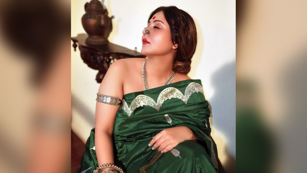 কিন্তু অতিমারি গ্রাস করার পর থেকে ফেসবুক, ইনস্টাগ্রাম, টুইটার মানুষকে সেবা করার অস্ত্র হয়ে উঠল তাঁর কাছে। শুধু মানুষ নন, কুকুর-বিড়ালকে বাঁচানোর জন্য বার বার সাহায্যের হাত বাড়িয়েছেন স্বস্তিকা।