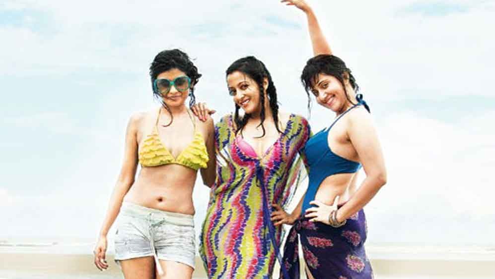 বাণিজ্যিক ছবিতে নাচ-গান করেই তিনি বিখ্যাত হয়েছেন বটে। কিন্তু ধীরে ধীরে চিত্রনাট্য বেছে নেওয়ার দিকে খুঁতখুঁতে হলেন স্বস্তিকা। এক দিকে যেমন তাঁর ঝুলিতে রয়েছে, ‘মস্তান’, ‘ক্রান্তি’, ‘সাথিহারা’-র মতো ছবি, অন্য দিকে রয়েছে, ‘০৩৩’, ‘ভূতের ভবিষ্যৎ’, ‘আমি আর আমার গার্লফ্রেন্ডস’, ‘জাতিস্মর’, ‘তবে তাই হোক’-ও।