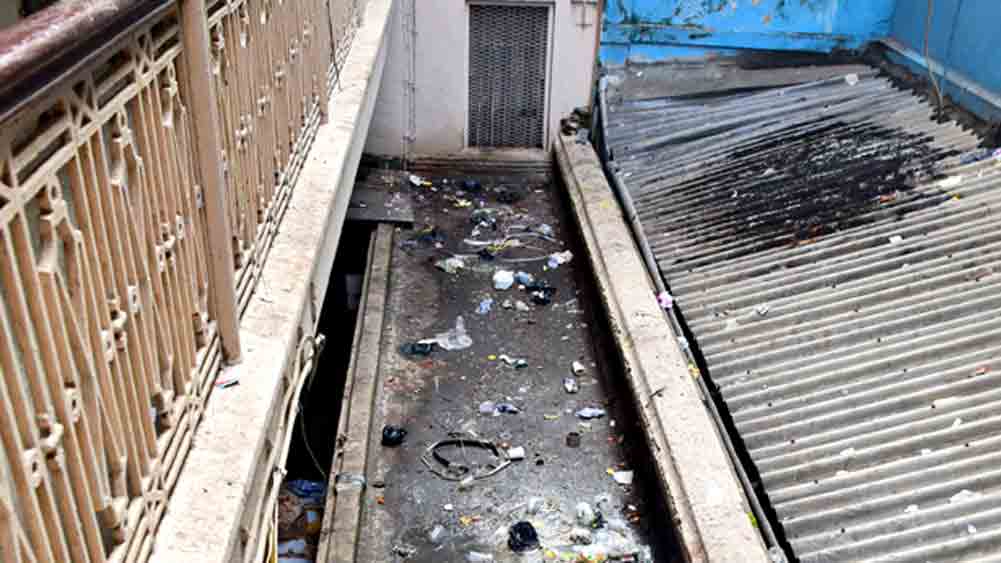 বড়বাজারে একটি বাড়ির কার্নিসে জমে আবর্জনা। 