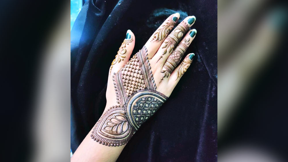 ৬. ছিমছাম মেহেন্দির ডিজাইন: যাঁরা হাল্কা সাজগোজেই স্বচ্ছন্দবোধ করেন, তাঁরা বিয়েতে এই ধরনের মেহেন্দির নকশা বেছে নিতে পারেন। এই ধরনের মেহেন্দিতে খুব হাল্কা নকশা থাকলেও দেখতে লাগে বেশ সুন্দর।