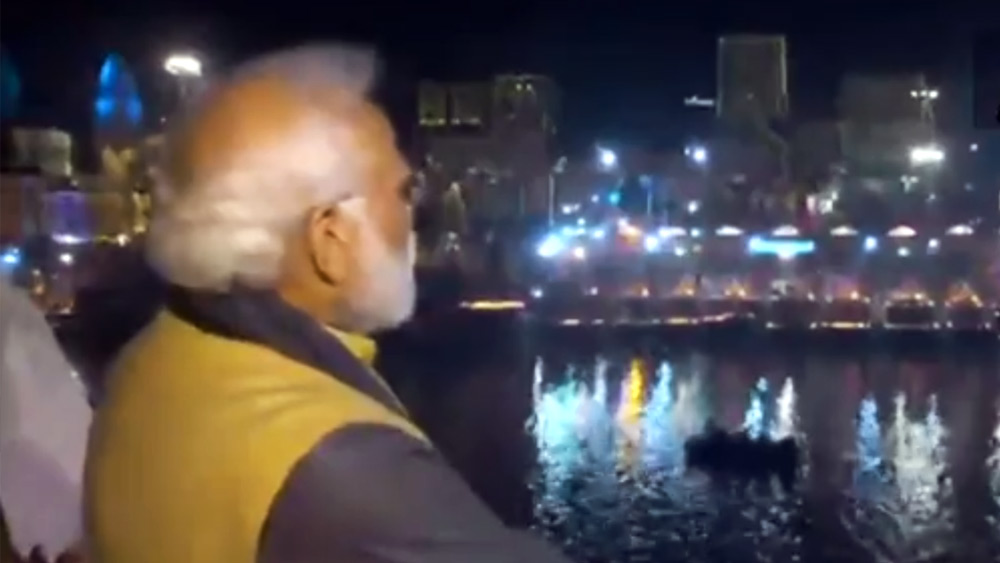  শিব দীপাবলির রাতে প্রদীপের আলোয় সেজে উঠল গোটা কাশী।