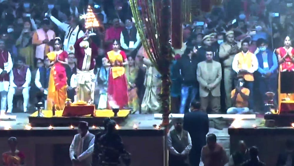 সন্ধ্যায় বারাণসীর নয়নাভিরাম গঙ্গা আরতির দৃশ্য দেখলেন প্রধানমন্ত্রী নরেন্দ্র মোদী।