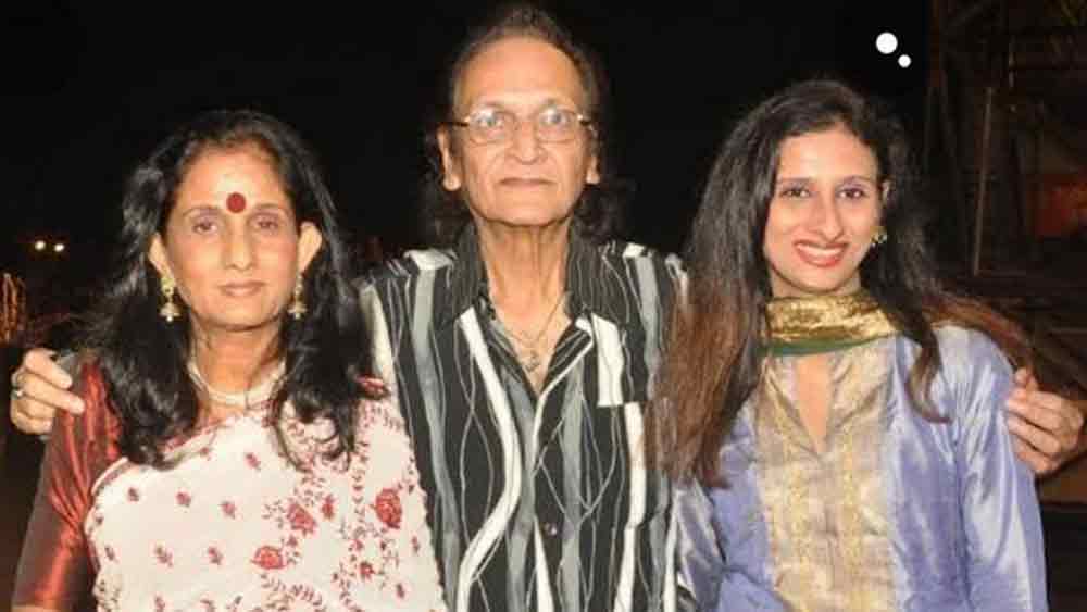 স্ত্রী ইরা এবং মেয়ে সম্ভাবীর সঙ্গে বিশ্বজিৎ।