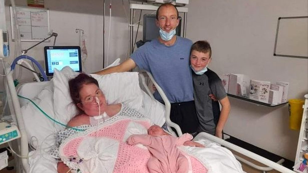 এক মাসের কন্যা। জন্মের প্রথম মাস মাকে ছাড়াই কাটিয়েছে সে। তাঁর মা-ও দেখতে পাননি মেয়ের প্রথম স্নান, শুনতে পাননি প্রথম কান্না, অনুভব করেননি প্রথম স্পর্শ। মেয়ের প্রথম অনেক কিছুই না-দেখা হয়ে রয়ে গিয়েছে তাঁর।