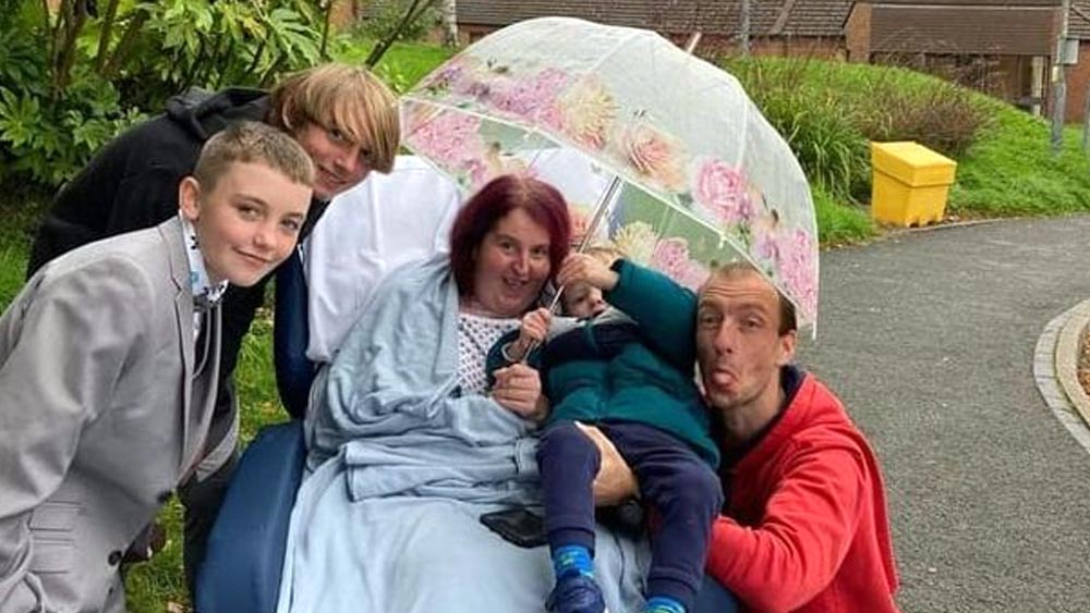 ওই মহিলার নাম লরা ওয়ার্ড। বয়স ৩৩। লরা একটি স্কুলের সহ শিক্ষিকা। অক্টোবরের মাঝামাঝি সন্তানের জন্ম দেওয়ার কথা ছিল তাঁর। বদলে তাঁর প্রসব করানো হয় দু’মাস আগে। জুলাইয়ের শেষ দিকে।