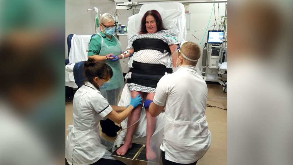 লরা তখন কোমায় আক্রান্ত। তবে তার আগে তিনি শুনেছেন, সন্তানকে সময়ের অনেক আগে প্রসব না করালে বিপদ। তিনি বা সন্তান কেউ ই সেক্ষেত্রে বাঁচবেন না। জ্ঞান হারানোর আগে লরা মাথা নেড়ে সম্মতি দিয়ছিলেন অস্ত্রোপচারের। এরপর লরার ঘুম ভাঙে ৩০ সেপ্টেম্বর।