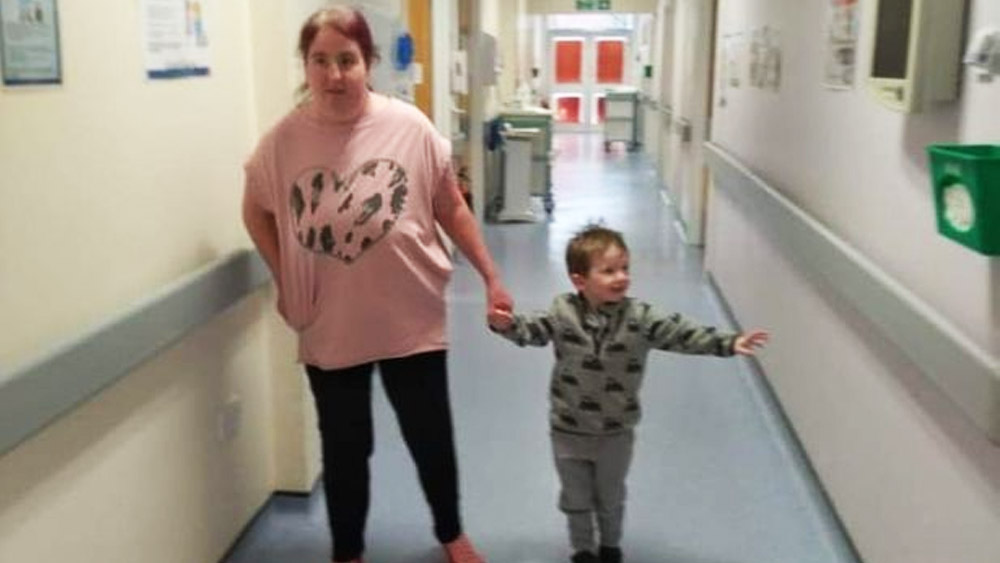 কিন্তু জ্ঞান ফেরার পর শুরু হয় নতুন যন্ত্রণা। শারীরিক ভাবে সম্পূর্ণ অক্ষম হয়ে পড়েছিলেন লরা। হাতের একটা আঙুলও নাড়তে পারছিলেন না। পরে লরা বলেছেন, মেয়েকে চোখের সামনে দেখে তাঁকে নিজের হাতে না ধরার কষ্ট তাঁকে কুরে কুরে খাচ্ছিল। পুরো পরিস্থিতিটাই ছিল ভয়ানক হতাশার।