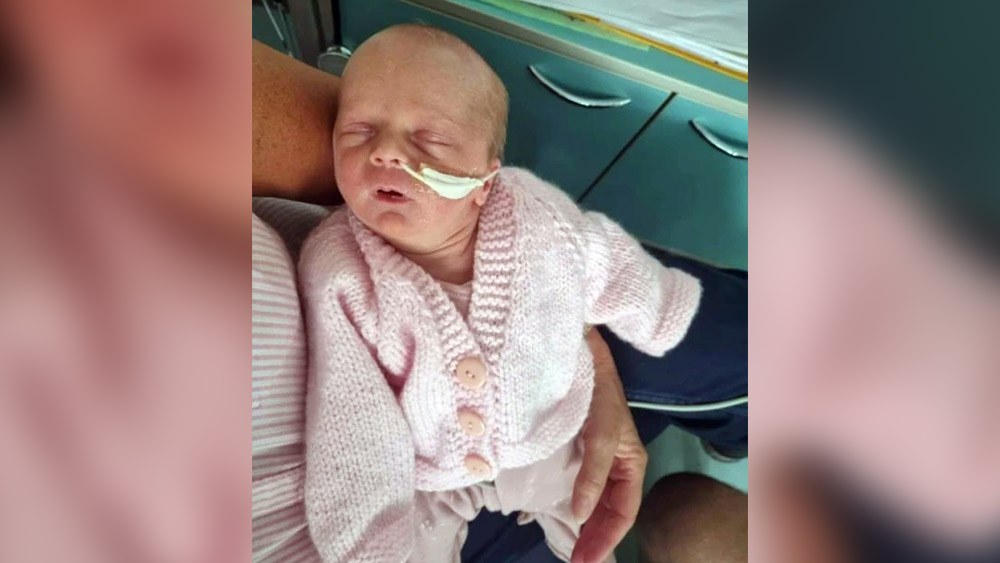 তারপরও ক্রমাগত লরাকে সাহস জুগিয়ে গিয়েছেন তাঁর স্বামী এবং বড় ছেলে উইলিয়াম। লরা জানিয়েছেন, বেঁচে থাকতে গেলে প্রাথমিক যে কাজ গুলো করা দরকার, তার কোনওটিই করতে পারছিলেন না তিনি। তাঁকে শিশুর মতোই নতুন করে খাবার খাওয়া, ব্রাশ করা, এমনকি হাঁটাও শিখতে হয়েছে। আর এ কাজে তাঁকে সাহায্য করেছে তাঁর স্বামী এবং বড় ছেলে উইলিয়াম।