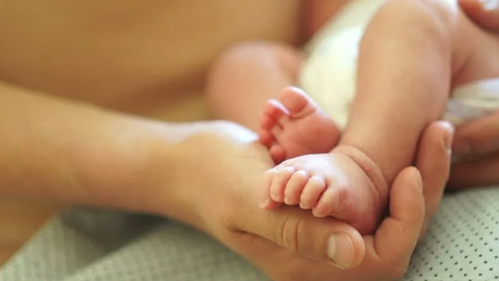 এ দিকে লরার স্বামী লি পণ করেছিলেন স্ত্রী সুস্থ হয়ে বাড়ি না ফিরলে সদ্যোজাত কন্যার নামকরণও করবেন না। সেই প্রতিজ্ঞা অবশ্য লরার অনুরোধেই ভাঙতে হয়েছে। স্বামী-স্ত্রী কন্যার নাম রেখেছেন হোপ।