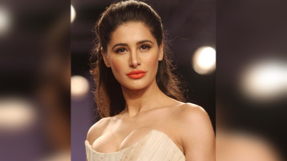 বিরক্ত হয়ে নার্গিস আপত্তি তোলেন। নায়িকা বলেন, চুক্তিতে এত বার চুম্বনের কথা তাঁকে জানানো হয়নি। অতএব এর জন্য তিনি অতিরিক্ত পারিশ্রমিক চান। 