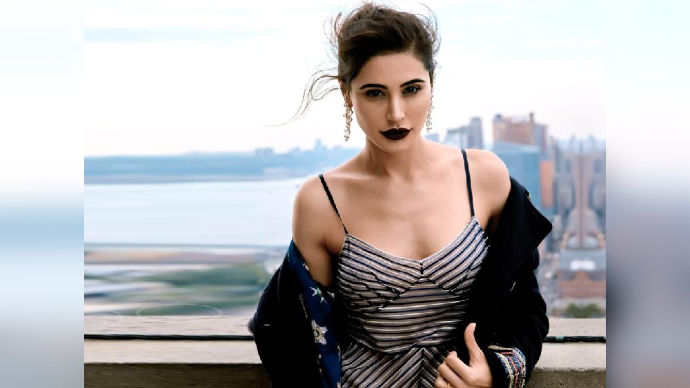 চরিত্রের প্রয়োজনে একটি নকল গোঁফ লাগাতে হয়েছিল ইমরানকে। চুম্বন দৃশ্যে সেই গোঁফও নার্গিসের অস্বস্তির কারণ হয়ে দাঁড়ায়। ।