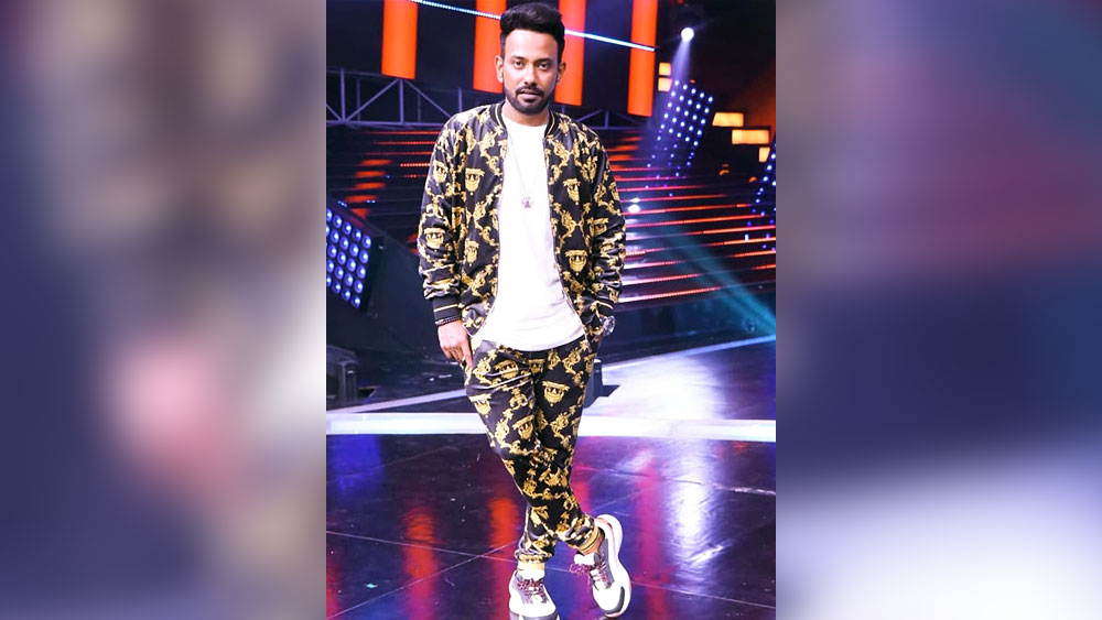 নাম ধর্মেশ ইয়েলান্দে। পেশায় নর্তক, নৃত্যপরিকল্পক এবং অভিনেতা। বলিউডের অনেক নায়ক-নায়িকার ‘ধর্মেশ স্যার’।