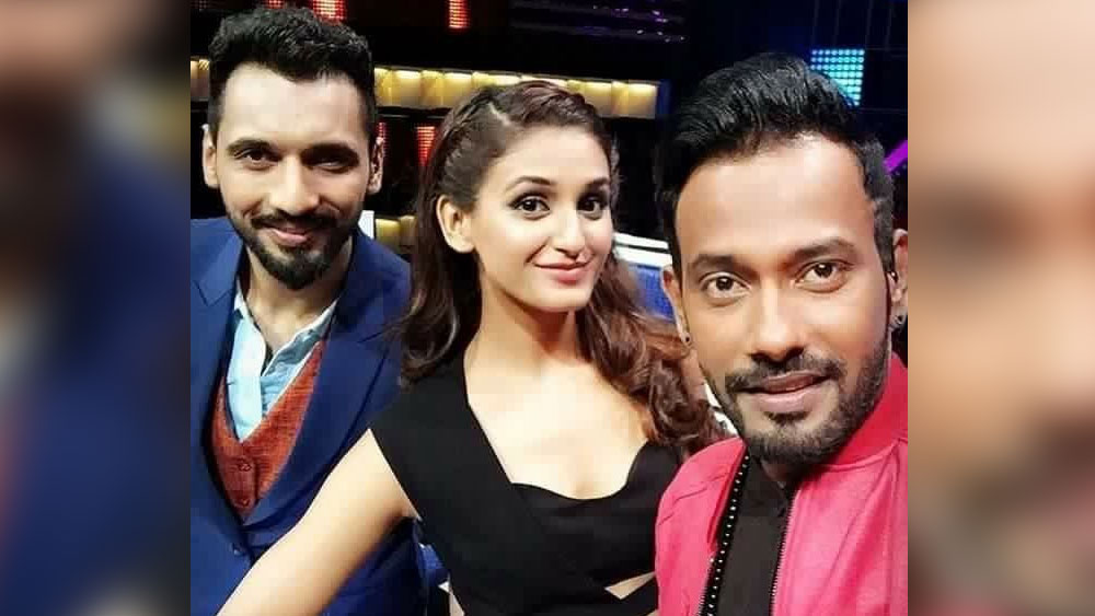 তবে এই জায়গায় পৌঁছতে অনেক পরিশ্রম করতে হয়েছে। মাঝপথে পড়াশোনা ছাড়তে হয়েছে। বাবার চায়ের দোকানে কাজ করতে হয়েছে। এক সময় পিওনের চাকরিও করেছেন ধর্মেশ। 