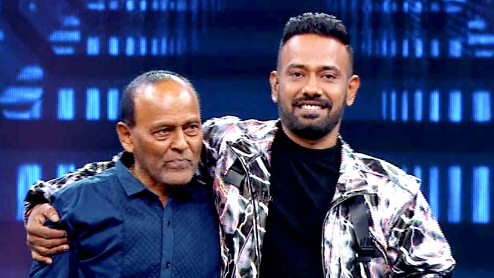 দেশের লাখ লাখ দরিদ্র পরিবারের মতোই ধর্মেশের ছোটবেলা কেটেছে অর্থকষ্টে। বাবার স্থায়ী চায়ের দোকান ছিল। কিন্তু সেই দোকানও ভেঙে গুঁড়িয়ে দেয় স্থানীয় পুরসভা। বাধ্য হয়েই চায়ের একটি অস্থায়ী স্টল খোলেন ধর্মেশের বাবা। সেই দোকান থেকে দিনে ৫০-৬০ টাকা আয় হত। সেখানেই বাবাকে সাহায্য করতেন ধর্মেশ।