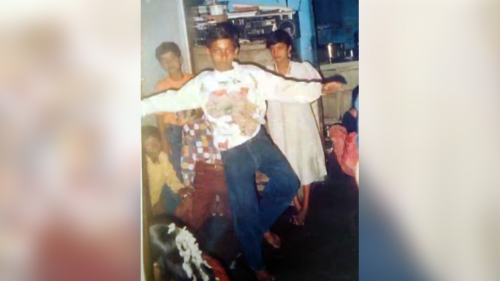 ধর্মেশ যখন ক্লাস সিক্সের ছাত্র, তখন একটি প্রতিযোগিতায় অংশগ্রহণ করেন। জিতেও যান। ছেলের নাচে আগ্রহ দেখে অভাবী সংসারেও ধর্মেশকে নাচের ক্লাসে ভর্তি করান বাবা। 