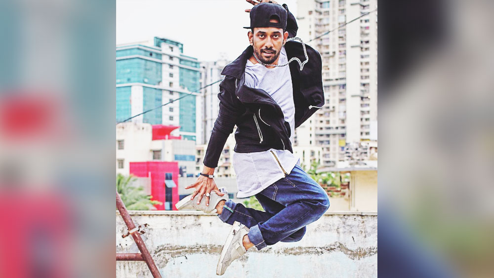 তবে নাচতে গিয়ে পড়াশোনার ক্ষতি করে ফেলেন। ধর্মেশ যখন ১৯। কলেজের প্রথম বর্ষের ছাত্র। তখন পরীক্ষায় নম্বর খারাপ হওয়ায় পড়াশোনা ছেড়ে দেন। বদলে পিওনের কাজ করতে শুরু করেন। 