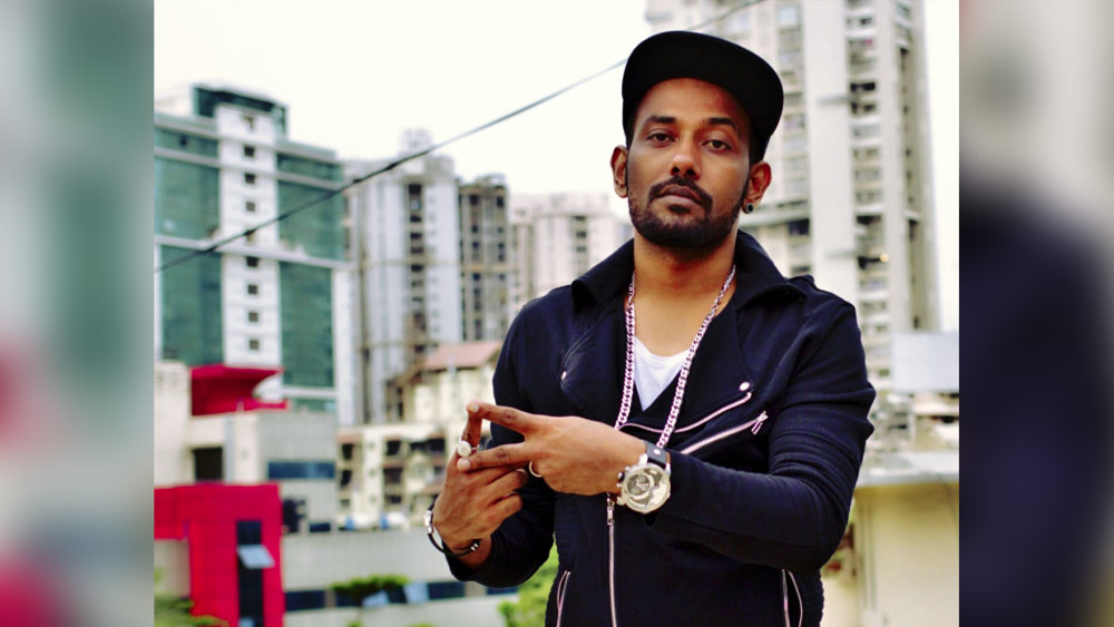 ওই সময়েই ছোটদের নাচ শেখাতেও শুরু করেন ধর্মেশ। তখন তাঁর আয় মাসে ১ হাজার ৬০০ টাকা। তবে ওই টাকা সংসারে দিয়ে নিজের খরচ চালাতে পারছিলেন না। ধর্মেশ ঠিক করেন নাচকেই পেশা করবেন। পিওনের কাজ ছেড়ে বিভিন্ন ছবির সেট নেপথ্য নাচিয়েদের দলে কাজ করতে শুরু করেন তখন থেকেই। 