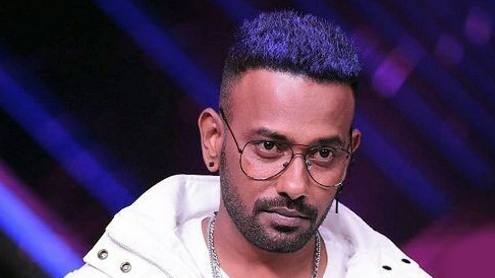 তবে কপাল ফেরে নাচের একটি প্রতিযোগিতায় অংশগ্রহণের পর। টেলিভিশন সম্প্রচারিত এই নাচের প্রতিযোগিতা জেতেন ধর্মেশ। পুরস্কার হিসেবে পাওয়া ৫ লক্ষ টাকা দিয়ে বাবার ঋণ শোধ করেন। 